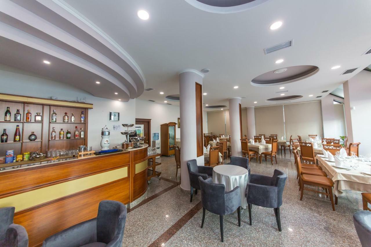 Western Star Hotel Durrës Buitenkant foto
