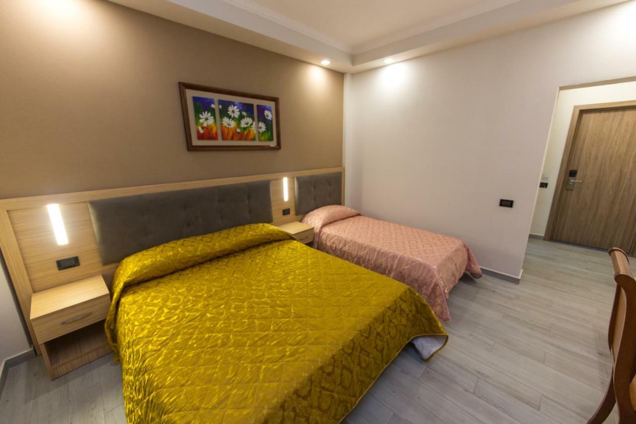 Western Star Hotel Durrës Buitenkant foto