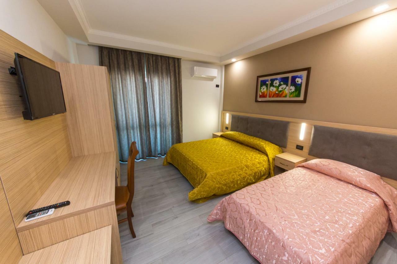 Western Star Hotel Durrës Buitenkant foto