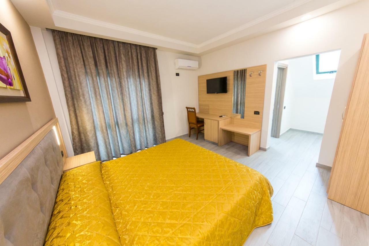 Western Star Hotel Durrës Buitenkant foto
