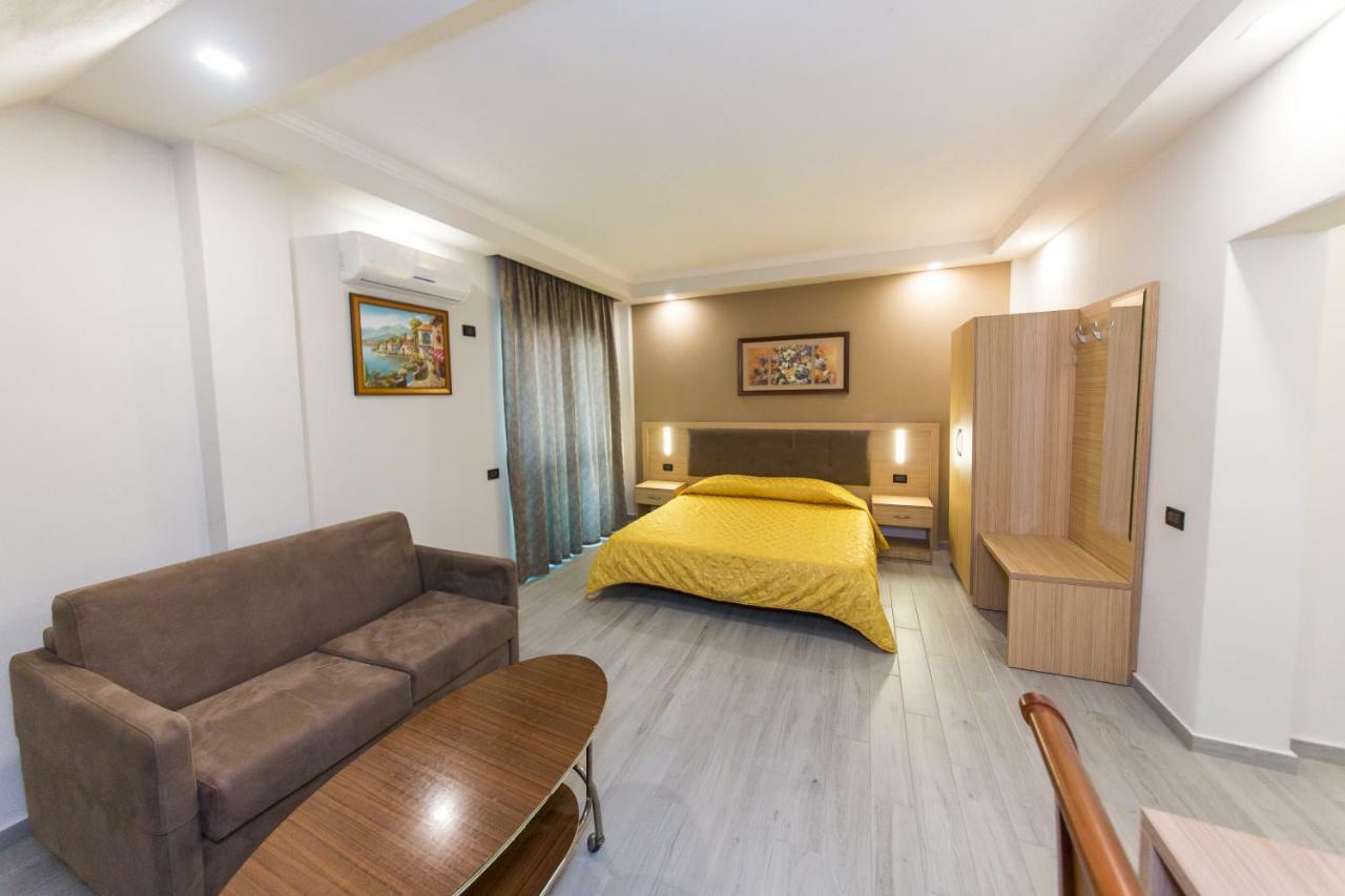 Western Star Hotel Durrës Buitenkant foto