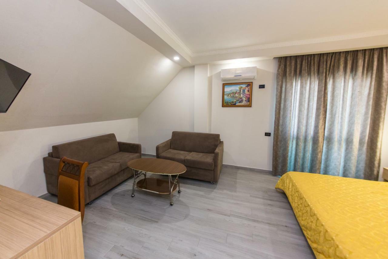 Western Star Hotel Durrës Buitenkant foto