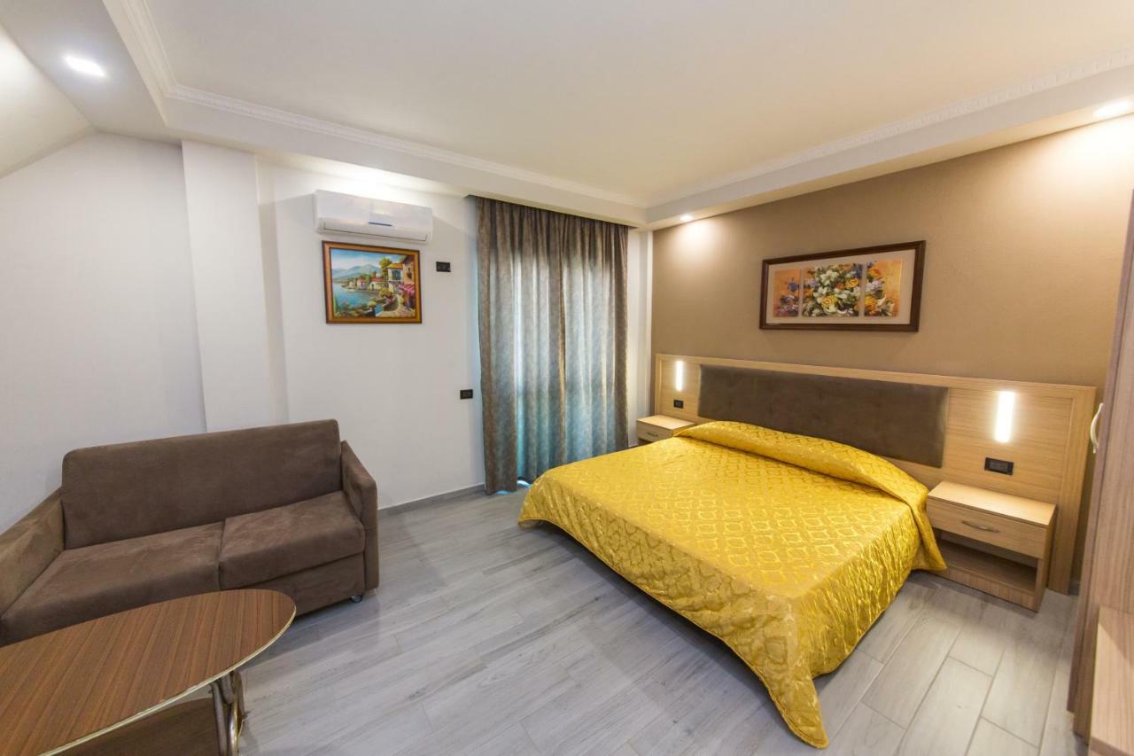 Western Star Hotel Durrës Buitenkant foto